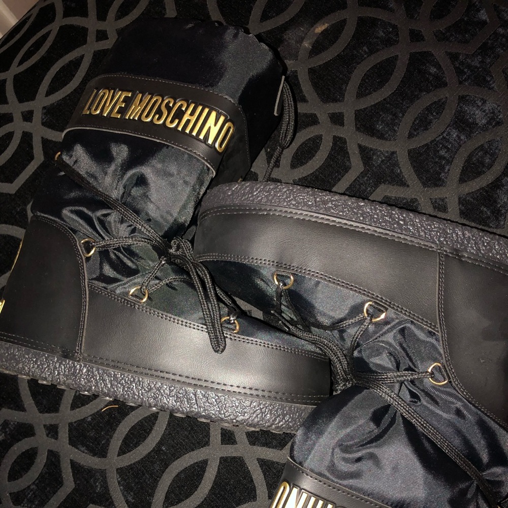 Moschino moon boots